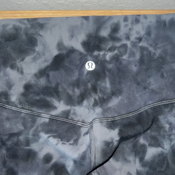 8 inch Align shorts - Picture 3 of 4